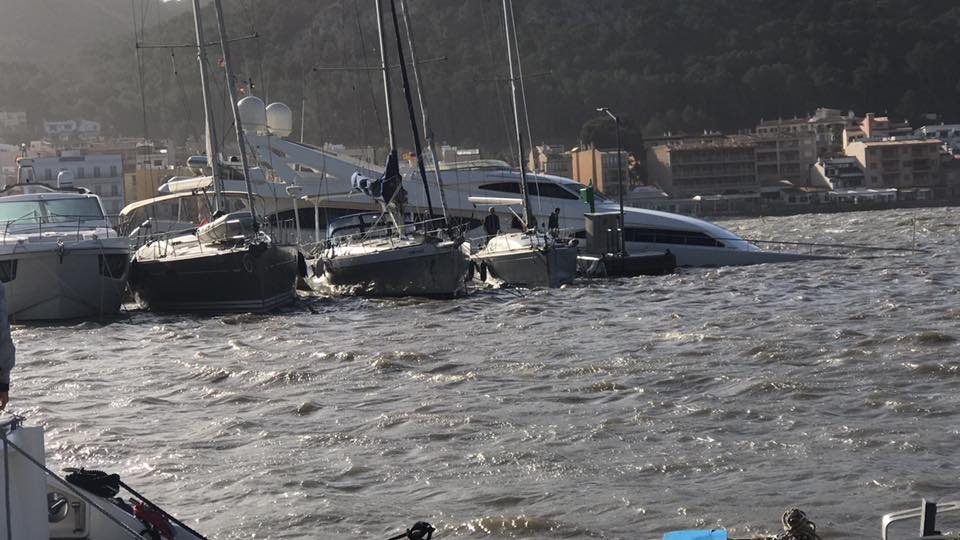 Il mega yacht ormai completamente affondato a Maiorca