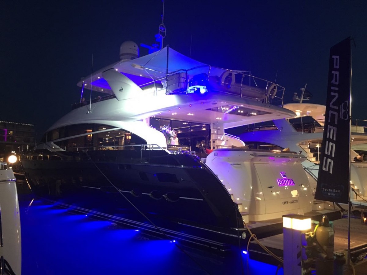 Un mega yacht, dotato di moltissimi neon blu durante il Singapore Yacht show 2017