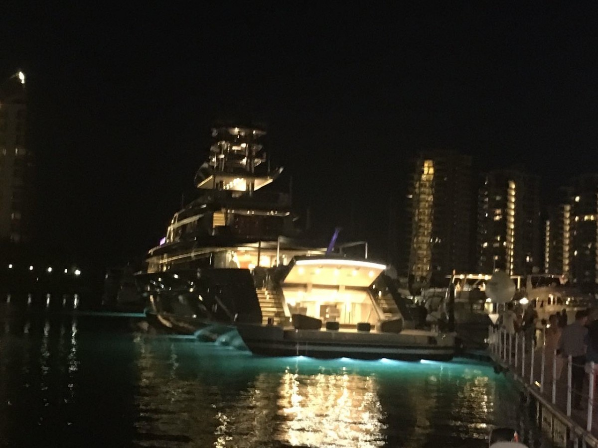 Un mega yacht, dotato di neon azzurri durante il Singapore Yacht Show 2017