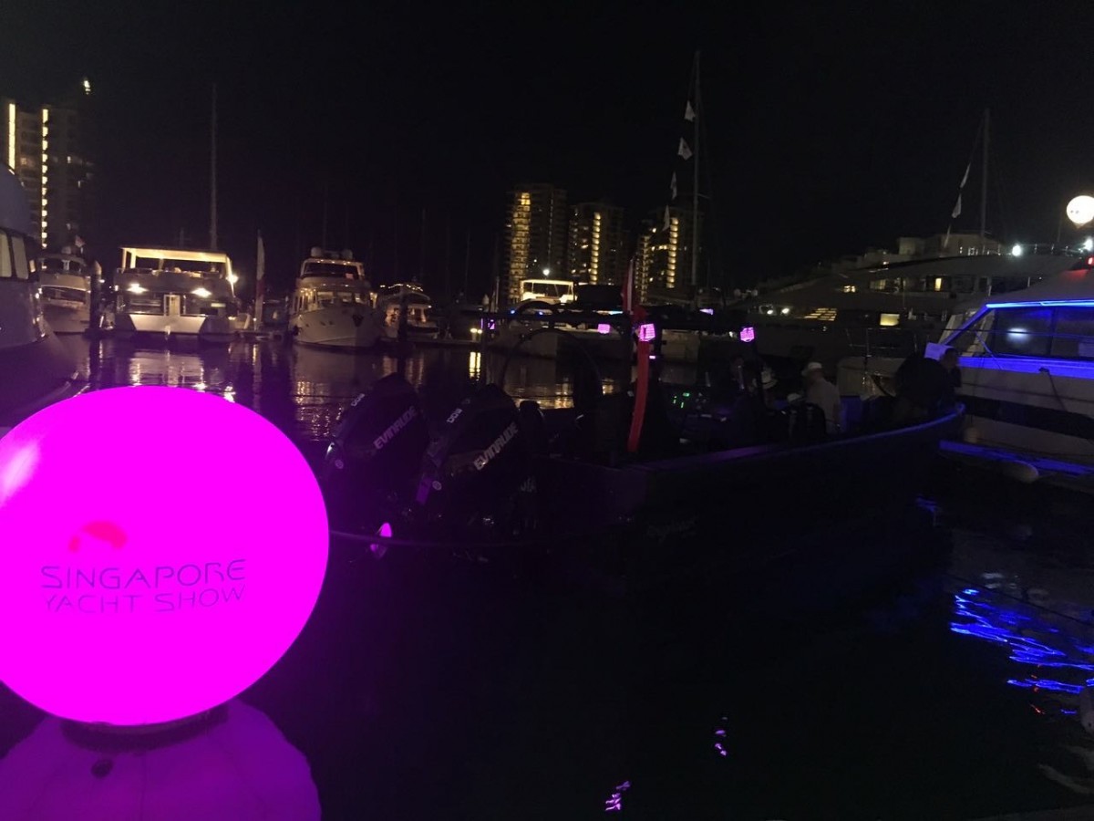 Un pallone al neon rosa durante il Singapore Yacht Show 2017