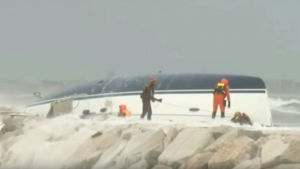 La barca naufragata a Rimini sugli scogli. Si vede chiaramente nella foto l'assenza del bulbo perso poco prima del naufragio