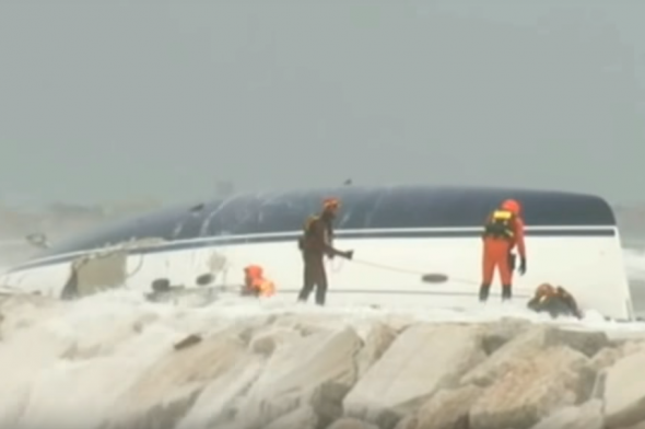 La barca naufragata a Rimini sugli scogli. Si vede chiaramente nella foto l'assenza del bulbo perso poco prima del naufragio