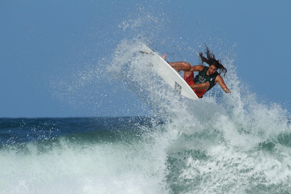 Cliff Kapono, surfer di fama mondiale, ora impegnato a studiare l'oceano.