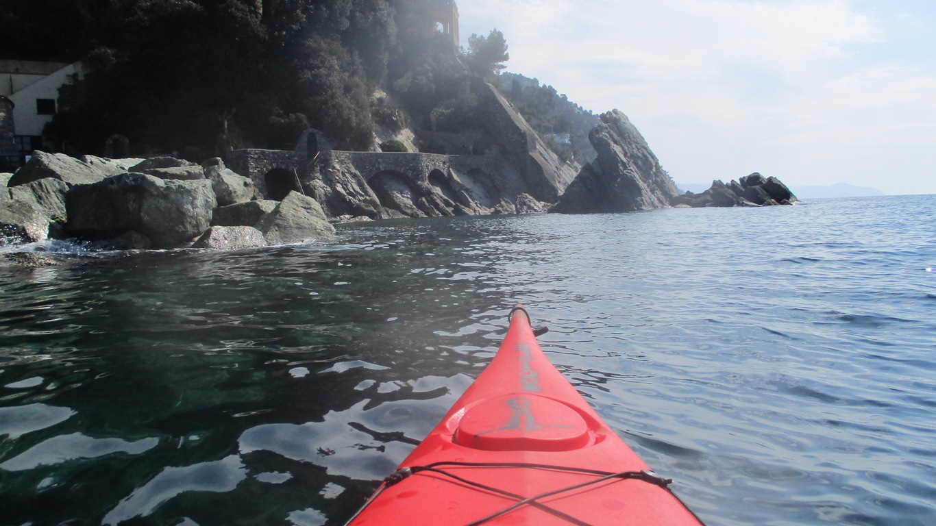 Escursione in kayak Rapallo-Zoagli. Panorama costiero.