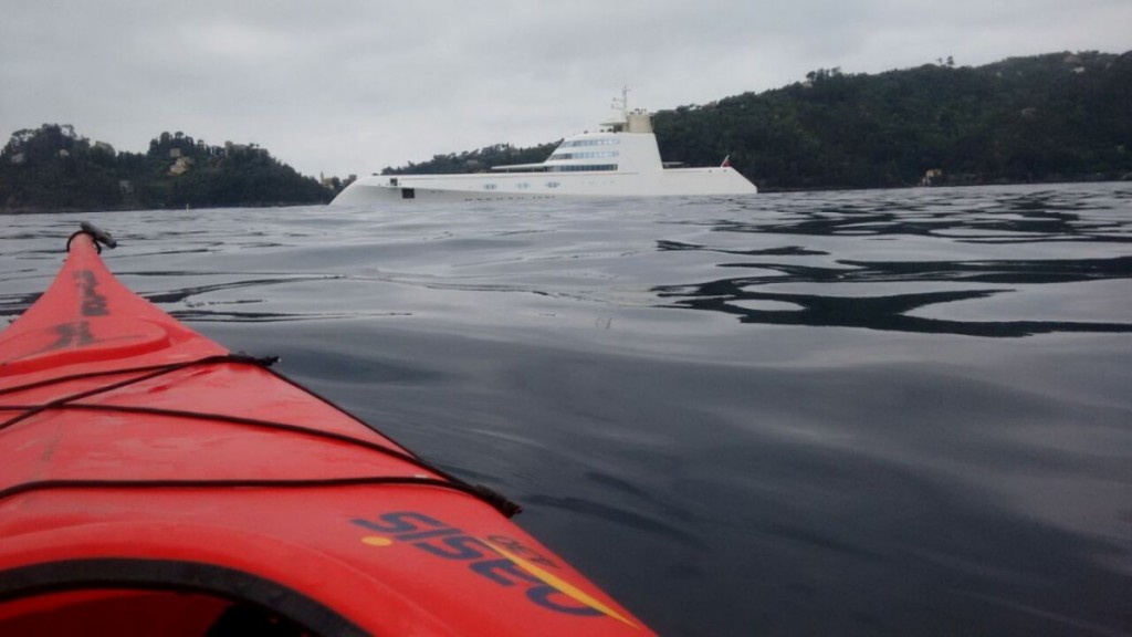 Megayacht A foto da kayak.