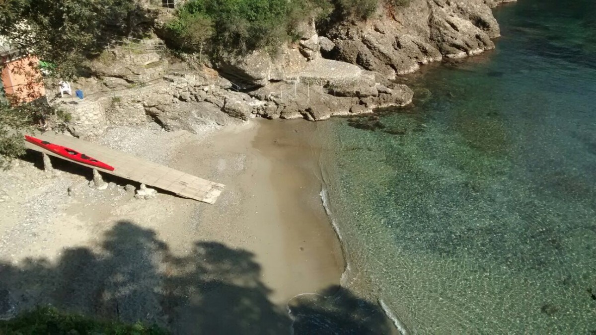 La spiaggia di Niasca, nella baia di Paraggi, tra le 15 più belle d'Italia, caratterizzata dall'acqua verde smeraldo
