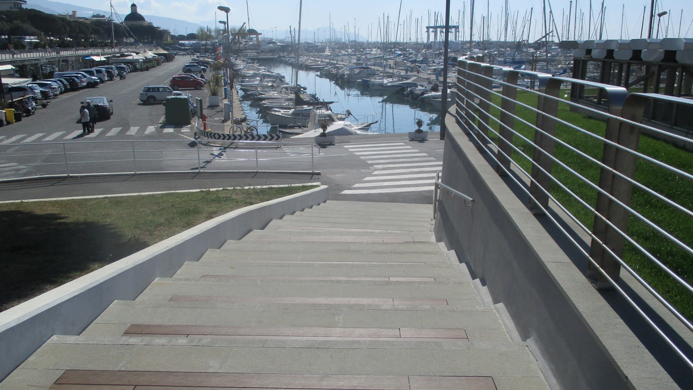 Passeggiata sul lungomare di Chiavari: zona portuale.