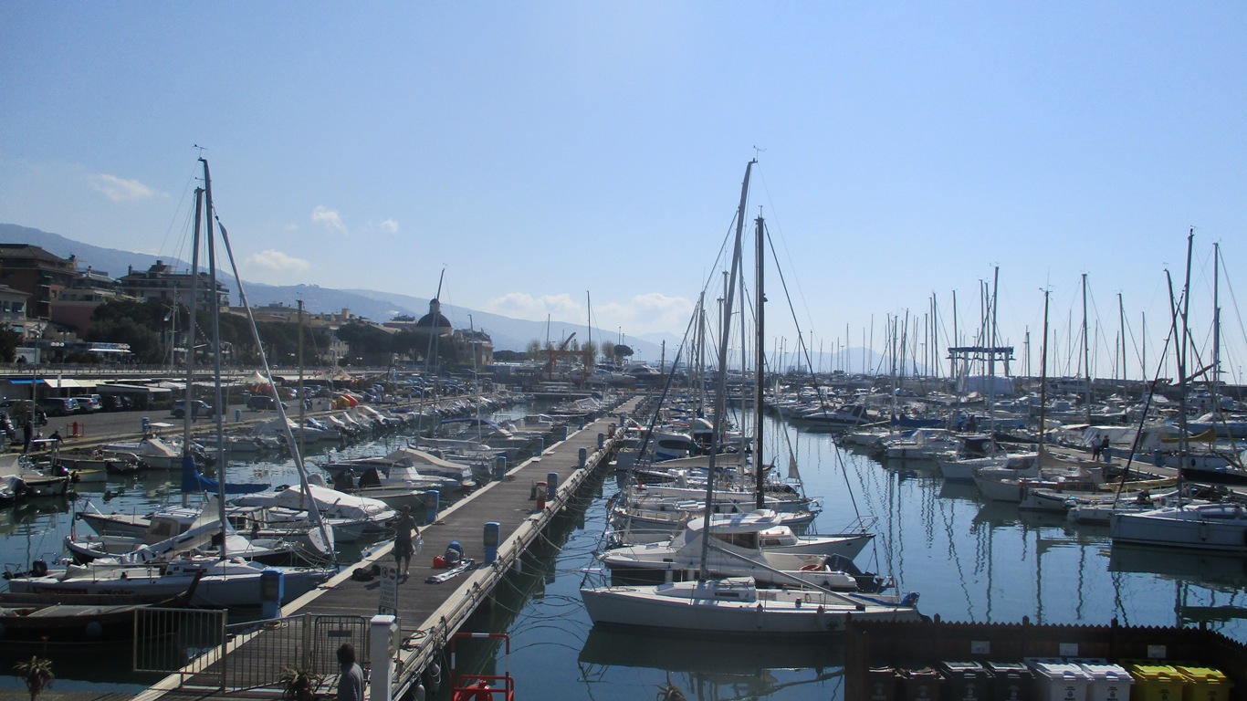 Passeggiata sul lungomare di Chiavari: zona portuale dall'alto.