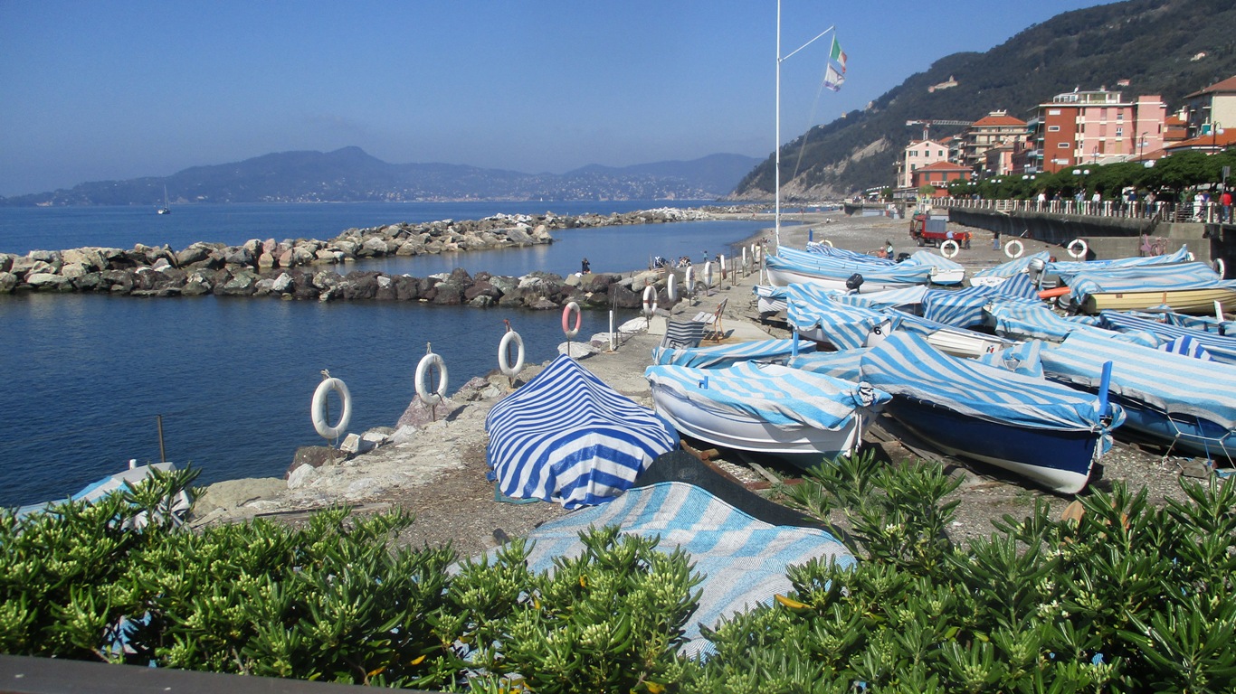 Passeggiata sul lungomare di Chiavari: zona balneabile.