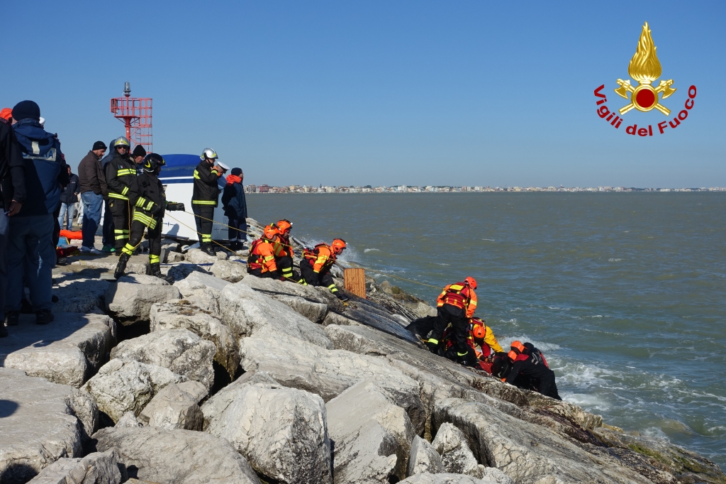 Operazioni di recupero dei Vigili del Fuoco a Rimini, dopo il naufragio
