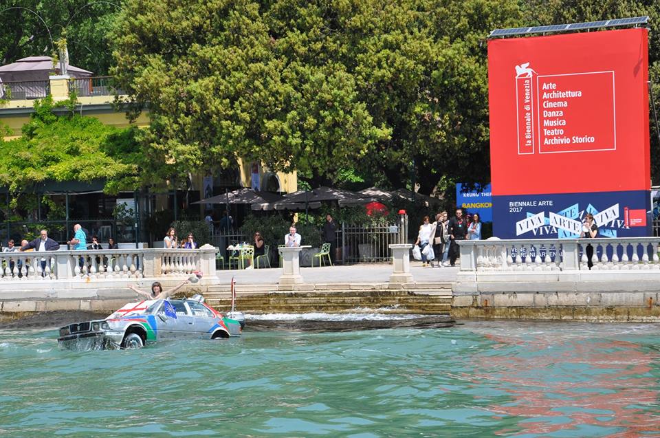 Amoretti mentre giunge alla Biennale di Venezia a bordo della sua Maserati biturbo. Fonte: facebook 'Autonauti'