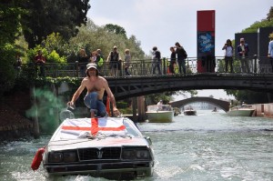 Amoretti mentre giunge alla Biennale di Venezia a bordo della sua Maserati biturbo. Fonte: facebook 'Autonauti'