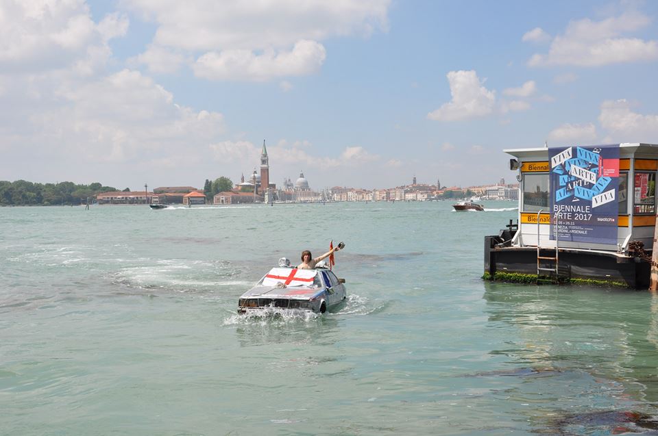 Amoretti mentre giunge alla Biennale di Venezia a bordo della sua Maserati biturbo. Fonte: facebook 'Autonauti'