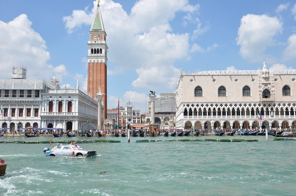 Amoretti mentre giunge alla Biennale di Venezia a bordo della sua Maserati biturbo. Fonte: facebook 'Autonauti'