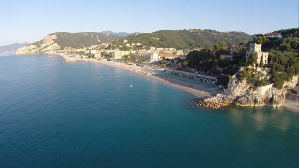 Finale Ligure spiaggia dall'alto