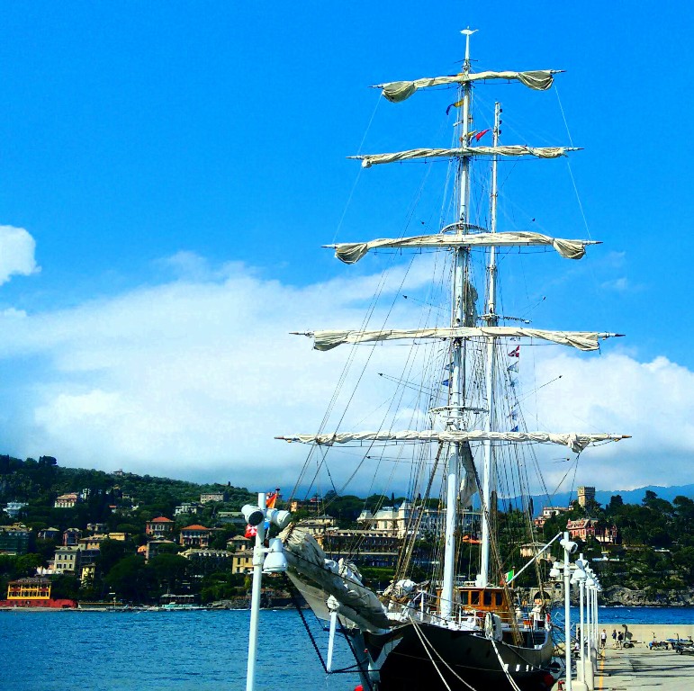 Nave Italia a Santa Margherita: il marina ligure fa da sfondo