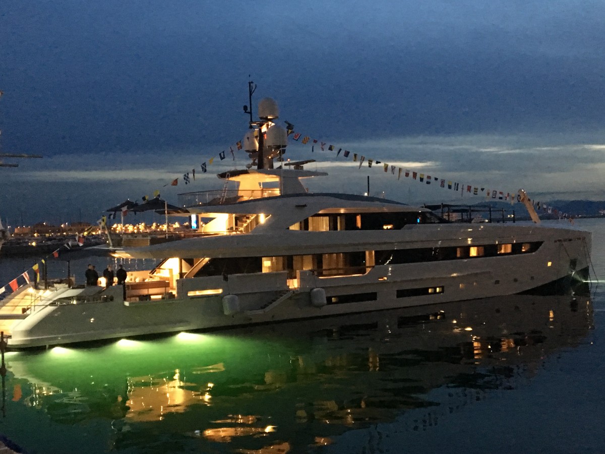 Una foto notturna del Il mega yacht Tankoa Vertige, durante la cerimonia di inaugurazione