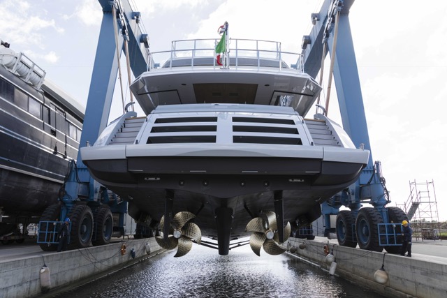 Il momento in cui il mega yacht Mangusta Oceano 42 sta per toccare l'acqua prima del varo