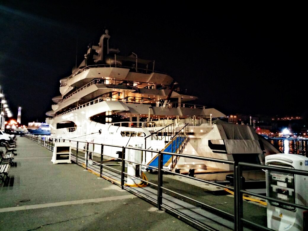 a poppa del mega yacht Amadea, costruito dal cantiere Lurssen, al Porto Antico di Genova