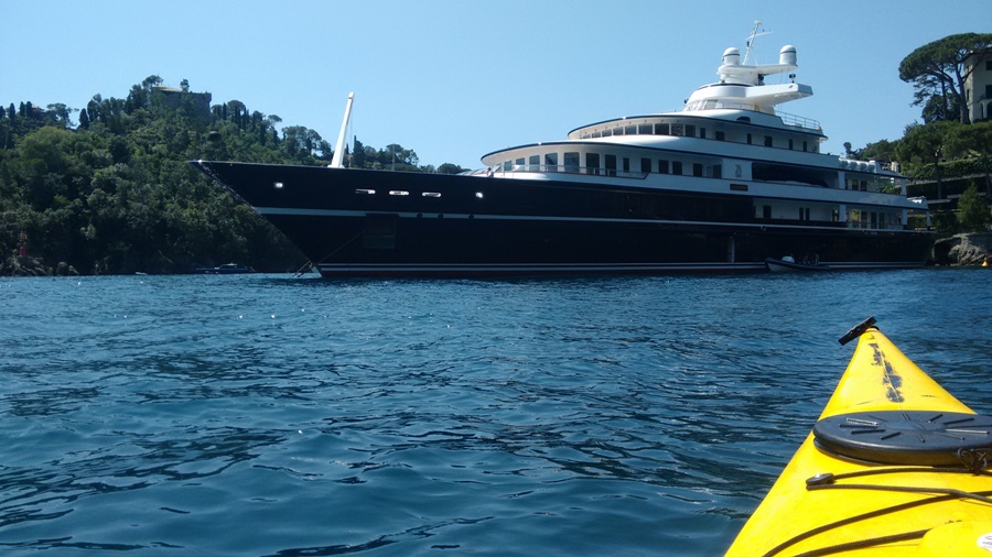 Megayacht Leander a Portofino: foto da kayak