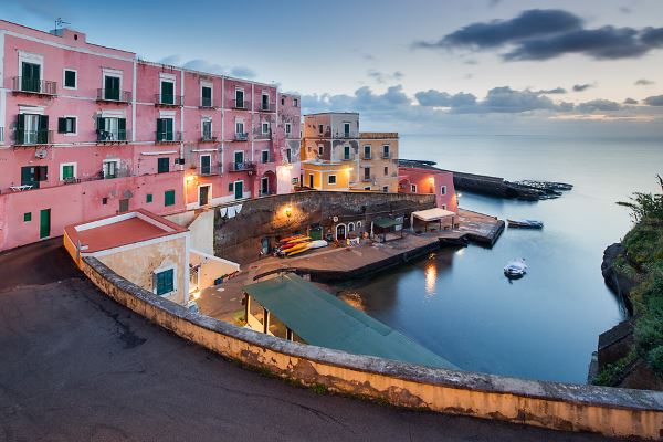 Sul Mare: Ventotene fa da sfondo alla pellicola.