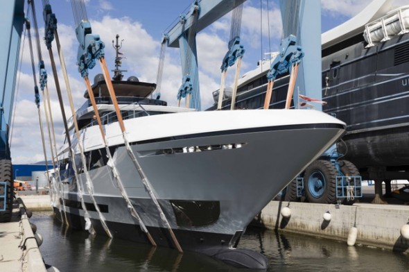 Il momento del varo del Mangusta Oceano 42, realizzato da Overmarine