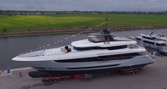 La movimentazione del mega yacht Mangusta Oceano 42 prima del varo