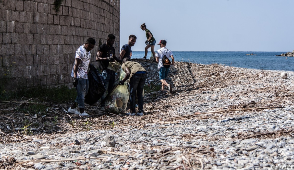 Alcuni ragazzi impegnati a raccogliere i rifiuti a Recco