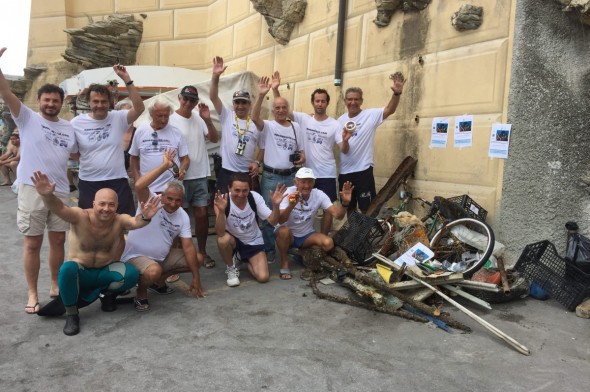 Foto di gruppo dopo l'Operazione Fondali Puliti 2017 con tutti i rifiuti trovati in mare