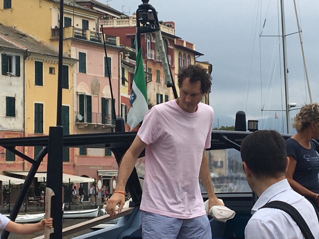 John Elkann mentre scende dallo yacht del fratello Lapo a Portofino