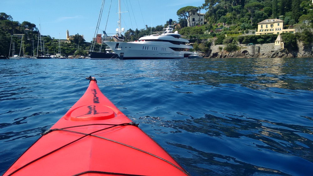 Megayacht Vanish a Portofino: foto da kayak
