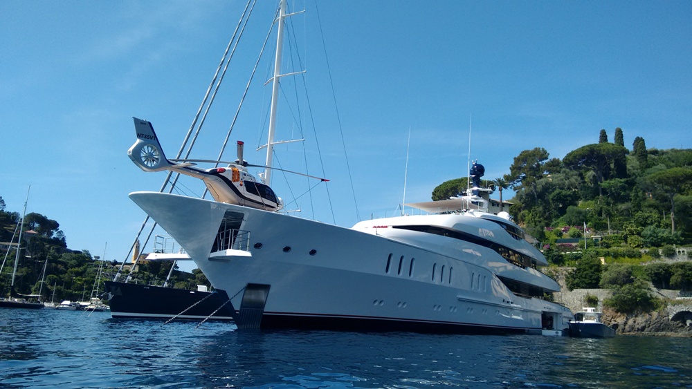 Megayacht Vanish a Portofino: l'imbarcazione è dotata di un elicottero personale