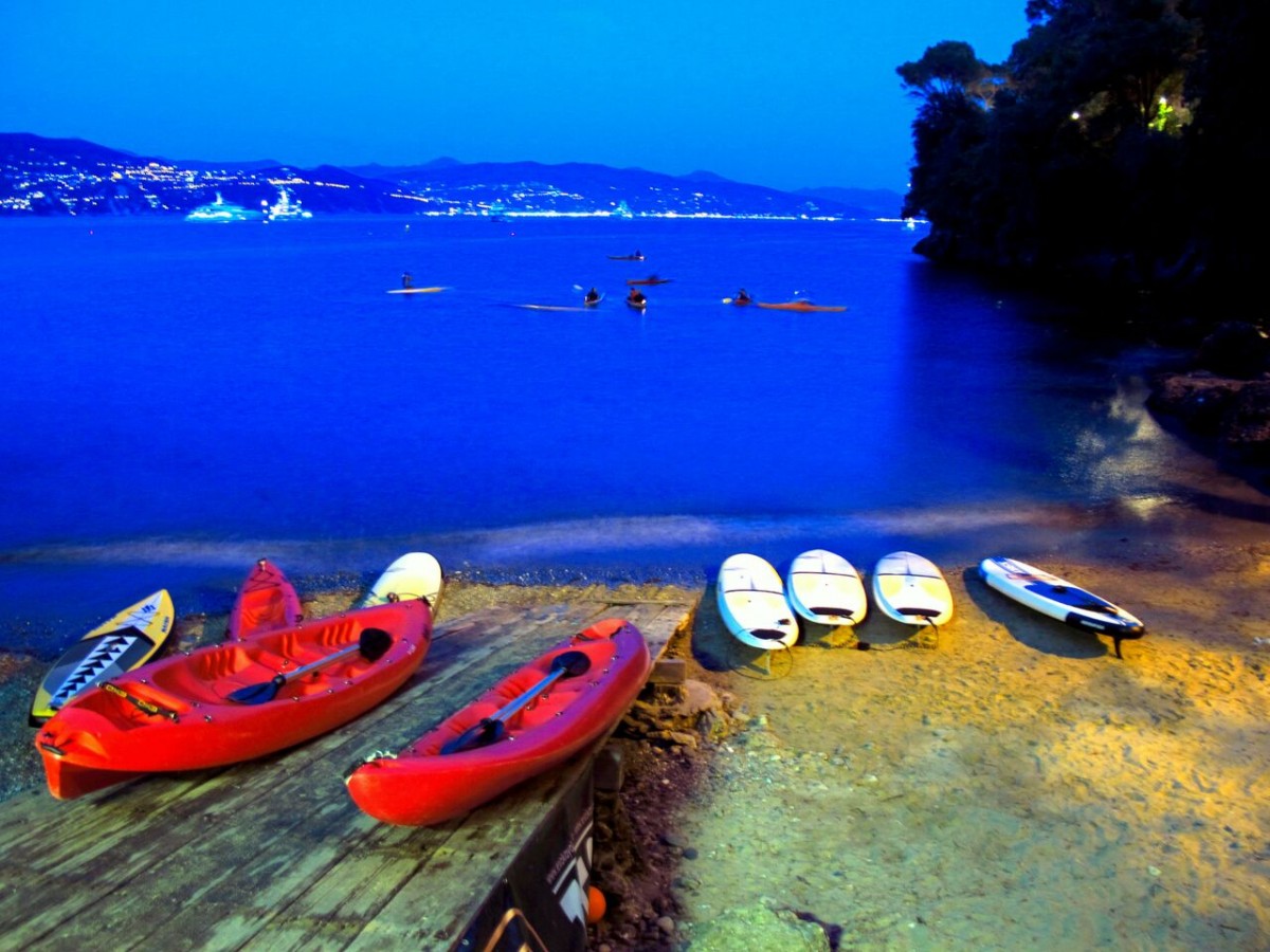 La spiaggia di Niasca, base dell'Outdoor Portofino con le canoe ed i sup pronti ad uscire!