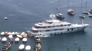 mega yacht in retromarcia a Portofino travolgendo le barche
