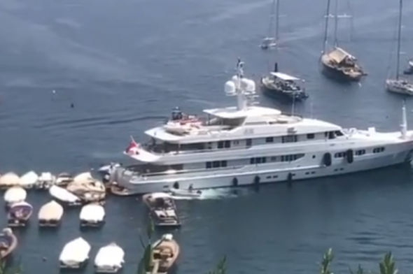 mega yacht in retromarcia a Portofino travolgendo le barche