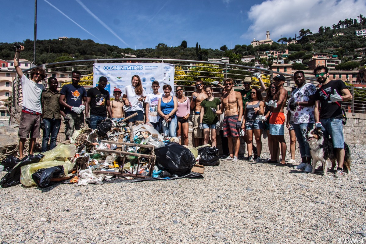 Una foto di gruppo con ciò che è stato raccolto a Recco dai ragazzi di Blackwave e di Surfrider Foundation