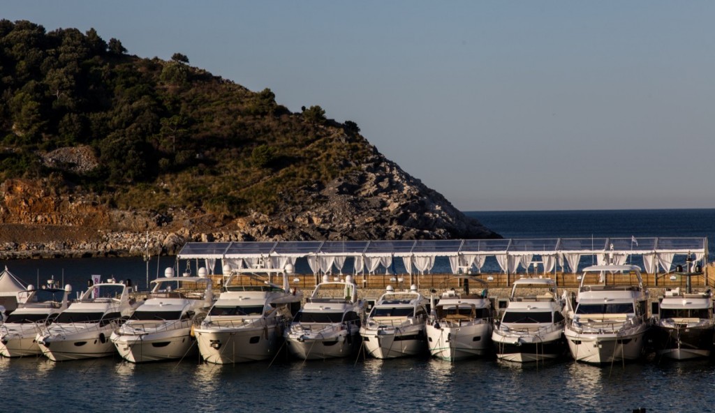 Yacht Azimut ormeggiati al Rendez V-Marine 2017