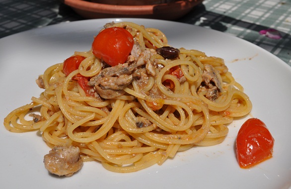 Pasta acciughe, pachino e olive taggiasche