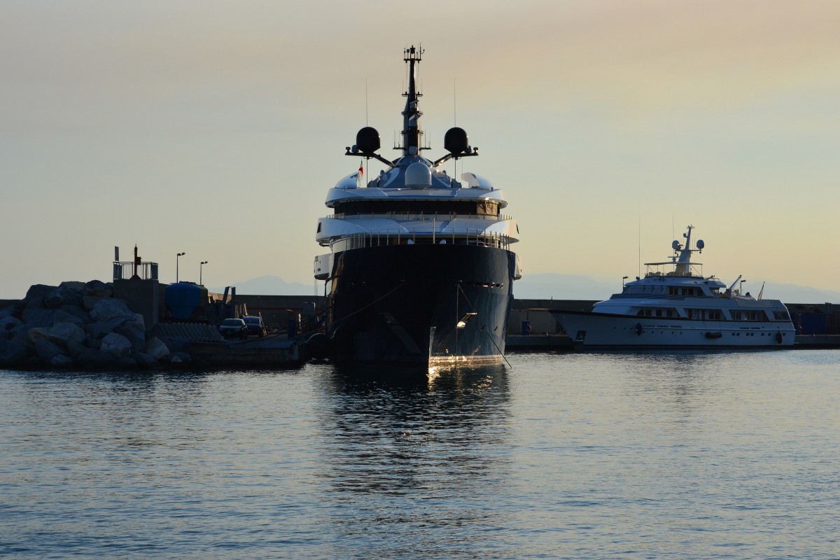 Il mega yacht Seven Seas visto di prua a Genova