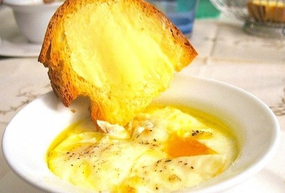 Crema di uovo su pane