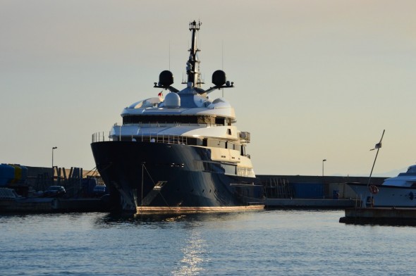 Il mega yacht Seven Seas ormeggiato a Genova, di fronte ai cantieri Amico e visto di sbieco