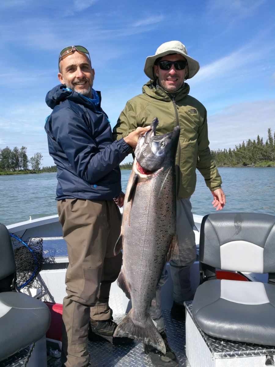 I due pescatori, Paolo Carta e Cristian Bartoli. in barca mostrano il king Salmon da 35 kg appena catturato