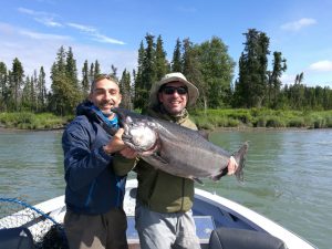 I due pescatori Paolo Carta e Cristian Bartoli in barca con il king salmon dopo averlo pescato
