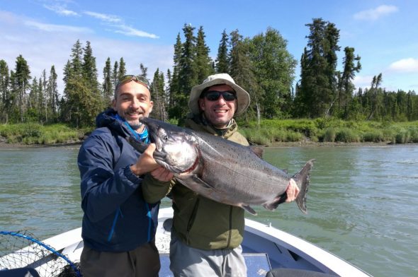 I due pescatori Paolo Carta e Cristian Bartoli in barca con il king salmon dopo averlo pescato