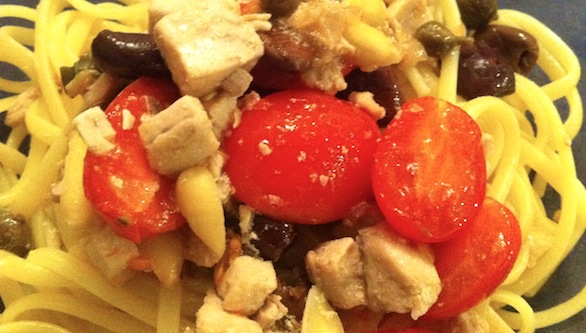 Pasta con tonno, capperi e olive