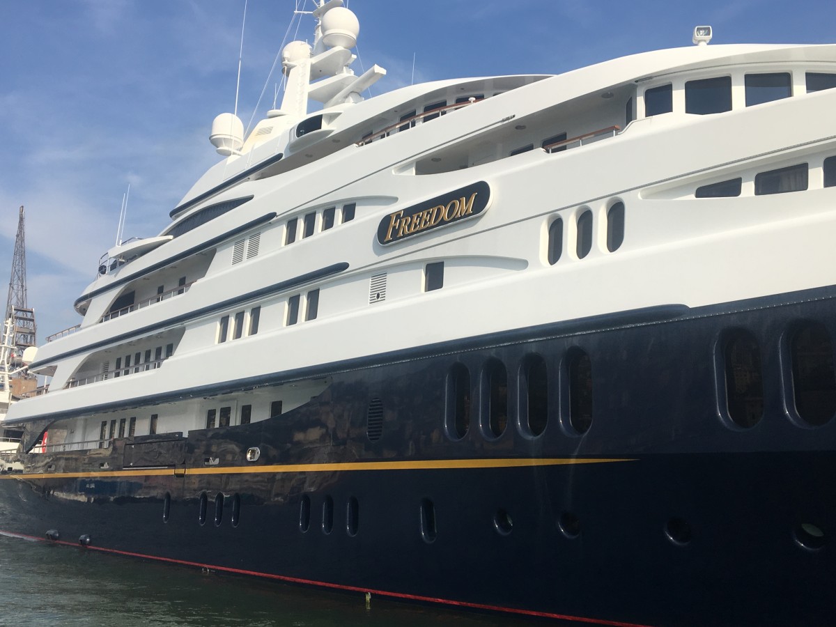 Primo piano del nome Freedom sul mega yacht a Genova