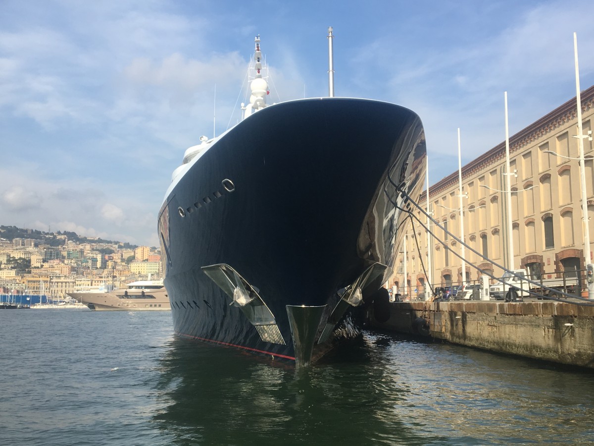 La prua del mega yacht Freedom a Genova