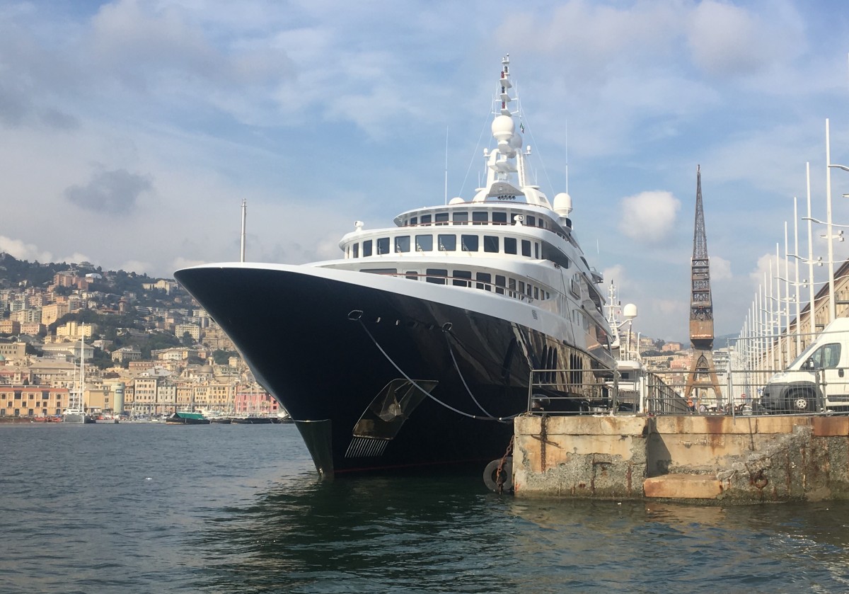 Una  foto del mega yacht Freedom a Genova, visto da prua