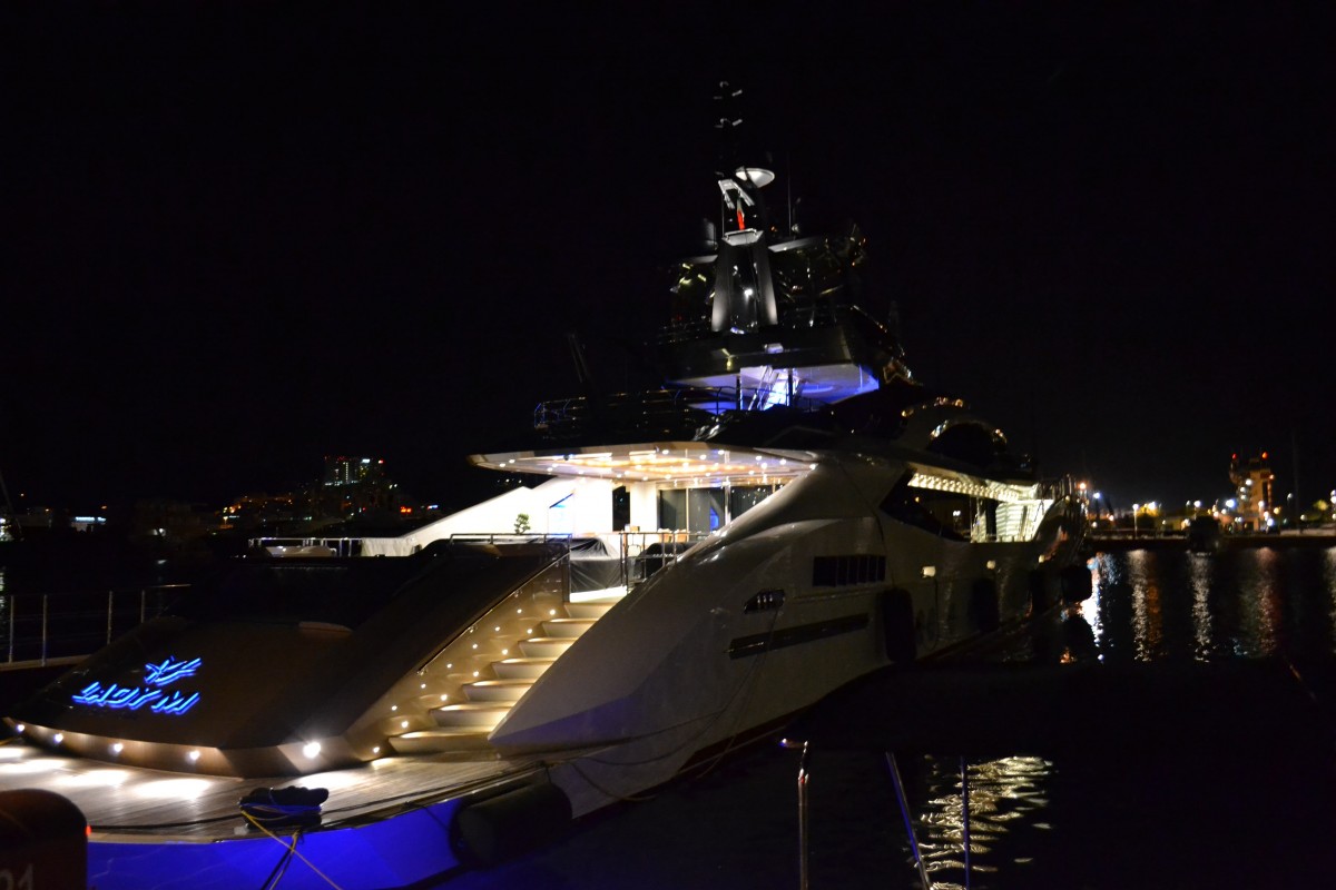 Vista laterale del mega yacht Lady M a Genova Sestri Ponente
