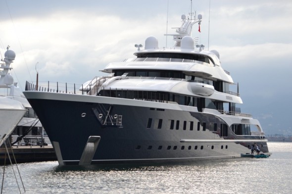 Il mega yacht Symphony a Genova